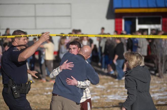 Un estudiante abraza a su padre, tras el tiroteo.