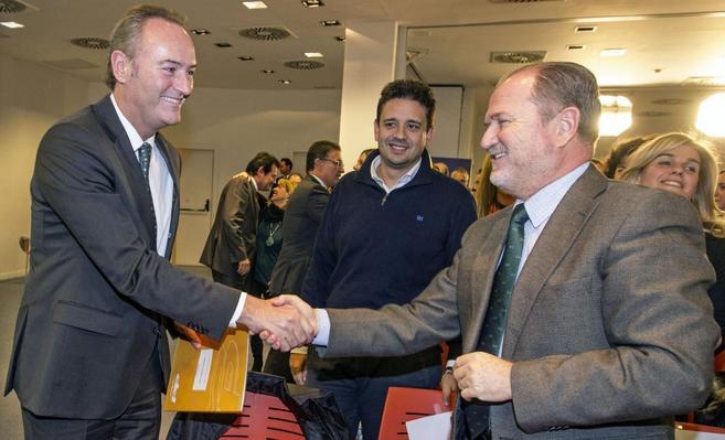 El presidente del PPCV, Alberto Fabra, saluda a Alejandro Font de...