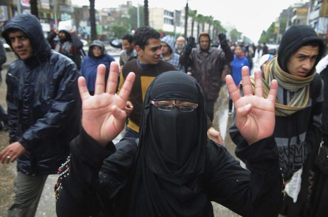 Una seguidora de los Hermanos Musulmanes se manifiesta en las calles...
