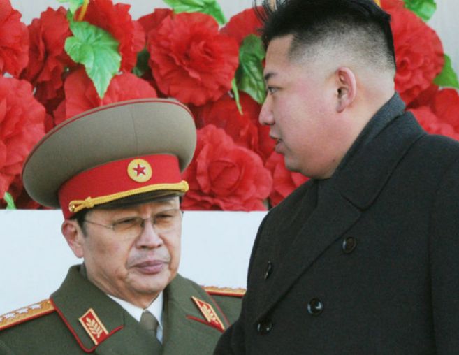 Jang (izda.), to y mentor de Kim Jong-un(dcha.), ejecutado por...