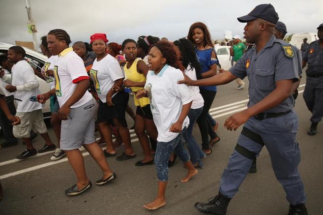 Vecinos de Qunu despiden a Mandela, al paso de la comitiva fnebre.
