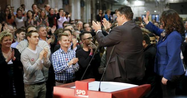 El lder socialdemcrata, Sigmar Gabriel, aplaude a los militantes...