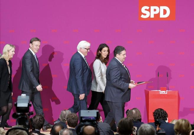 El líder del SPD, Sigmar Gabriel, con miembros de su partido, en...