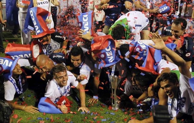 Los jugadores de San Lorenzo celebran el ttulo de liga sobre el...