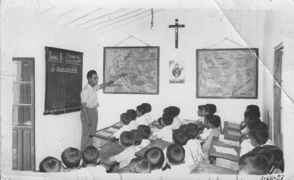 Todos los nios, en la misma clase: Un profesoer de la escuela de Sierra Yeguas, Mlaga, en 1957.