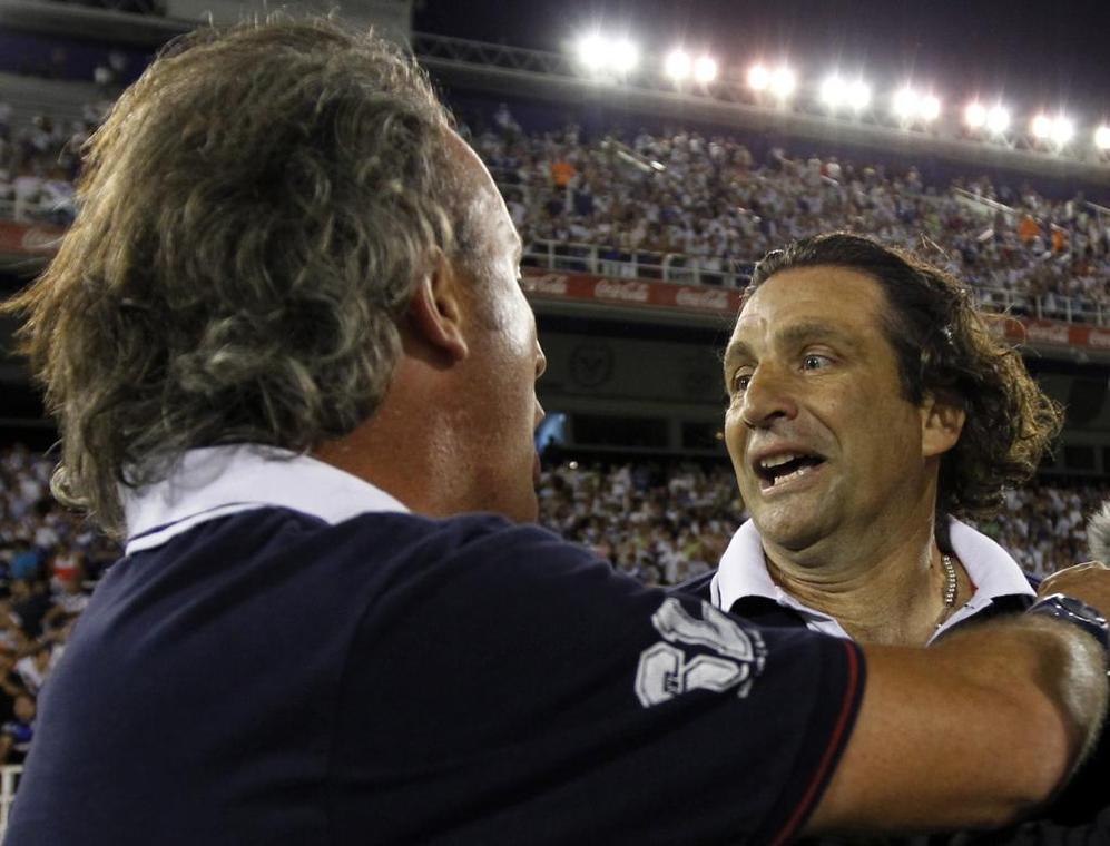 Juan Antonio Pizzi, ex jugador del Barcelona, se abraza con su...
