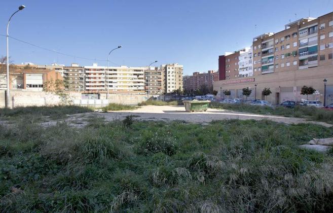 Imagen de archivo de una parcela de suelo urbano en Valencia.