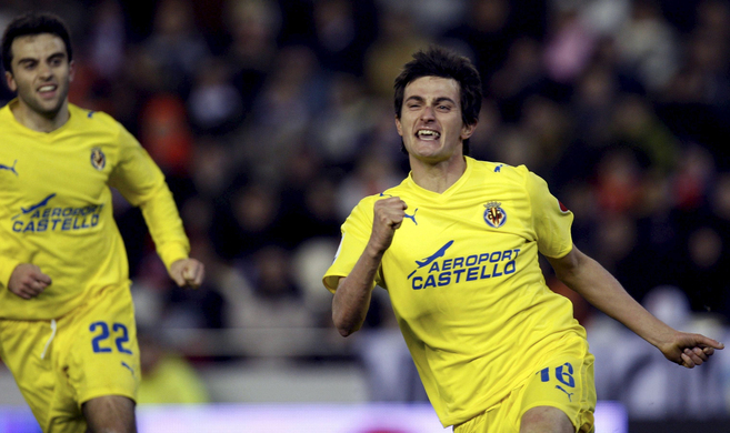 Los jugadores del Villarreal celebran un gol con el logo del...