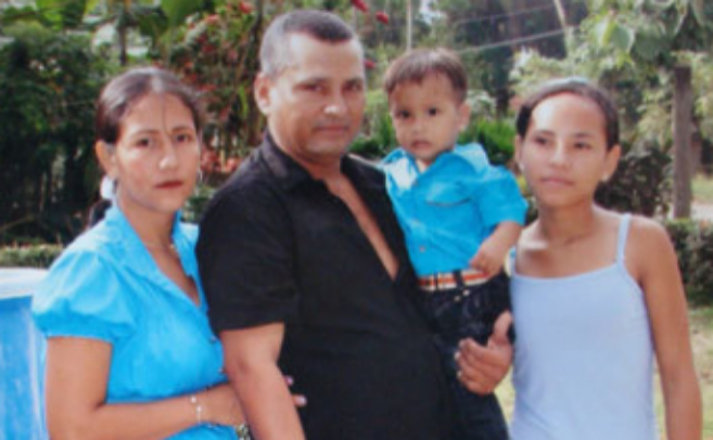 Gildardo Padilla Ortega junto a su mujer y sus hijos.