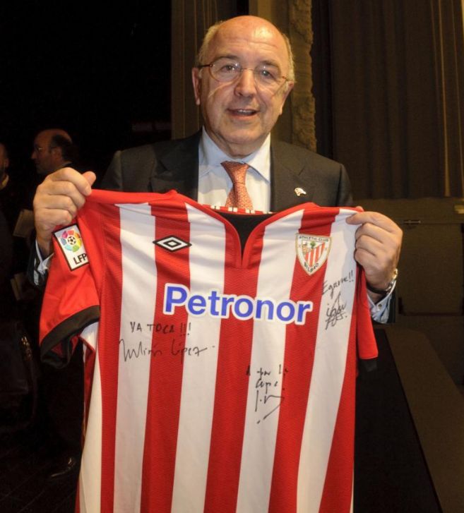 Joaqun Almunia sujeta una camiseta del Athletic, club del que es...