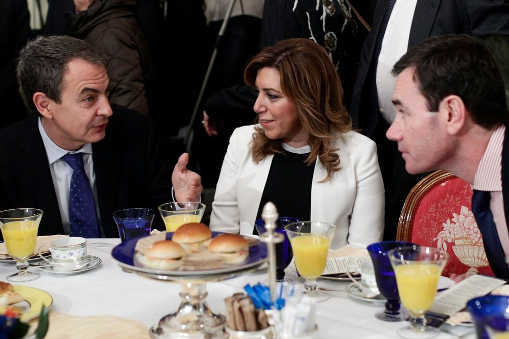 Zapatero se dirige a Susana Daz y Toms Gmez, durante un desayuno...