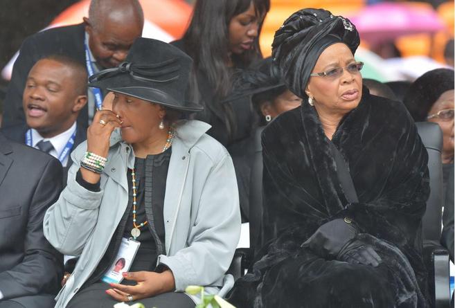 La viuda de Mandela, Graa Machel (dcha.), y su hija, Makaziwe,...