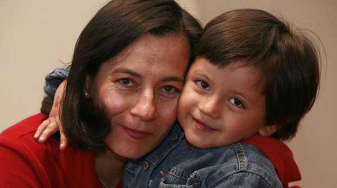 Clara Rojas con su hijo Enmanuel, tras ser liberada.