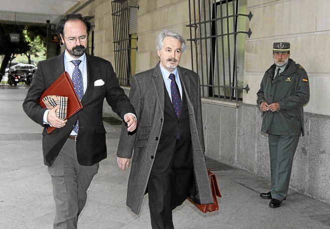 Jacinto Caete (a la derecha) a su llegada al juzgado de la juez...