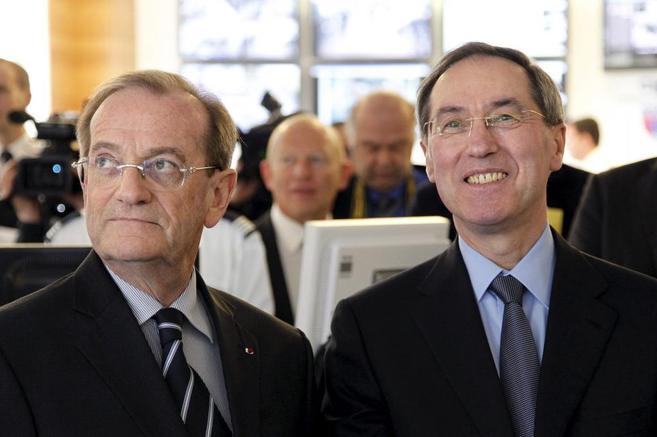 Claude Gueant, ex ministro de Interior francs (dcha) y Michel Gadin...