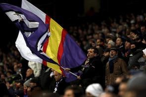 Miembros de Ultras Sur animan al Madrid durante un partido de esta...