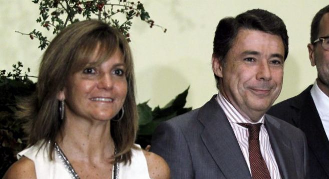 Ignacio Gonzalez, junto a su mujer, Lourdes Cavero.