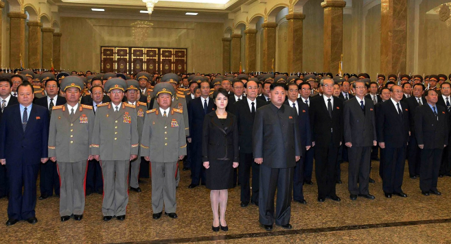 El lder norcoreano, Kim Jong-un, junto a su esposa y la cpula del...