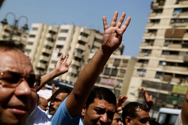 Manifestantes protestan con el smbolo islamista en El Cairo.