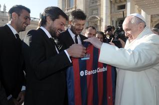 El Papa Francisco recibe a su equipo de ftbol.