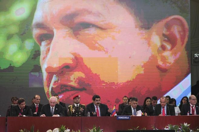 El presidente venezolano, Nicolás Maduro (centro), en la cumbre...