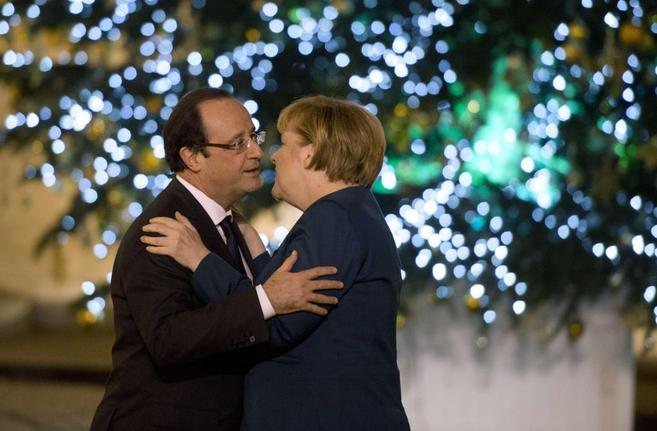 El presidente francés François Hollande da la bienvenida a Angela...