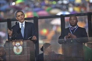 El falso intrprete sudafricano (dcha.) junto a Obama.