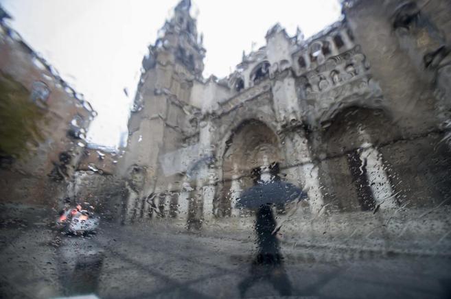 Foto de la catedral de Toledo con objetivo lleno de lluvia, efecto...