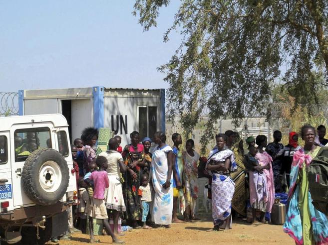 Sudaneses hacen cola para recibir ayuda humanitaria.