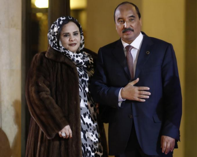 El presidente del pas, Mohamed Ould Abdel Aziz, junto a su esposa.