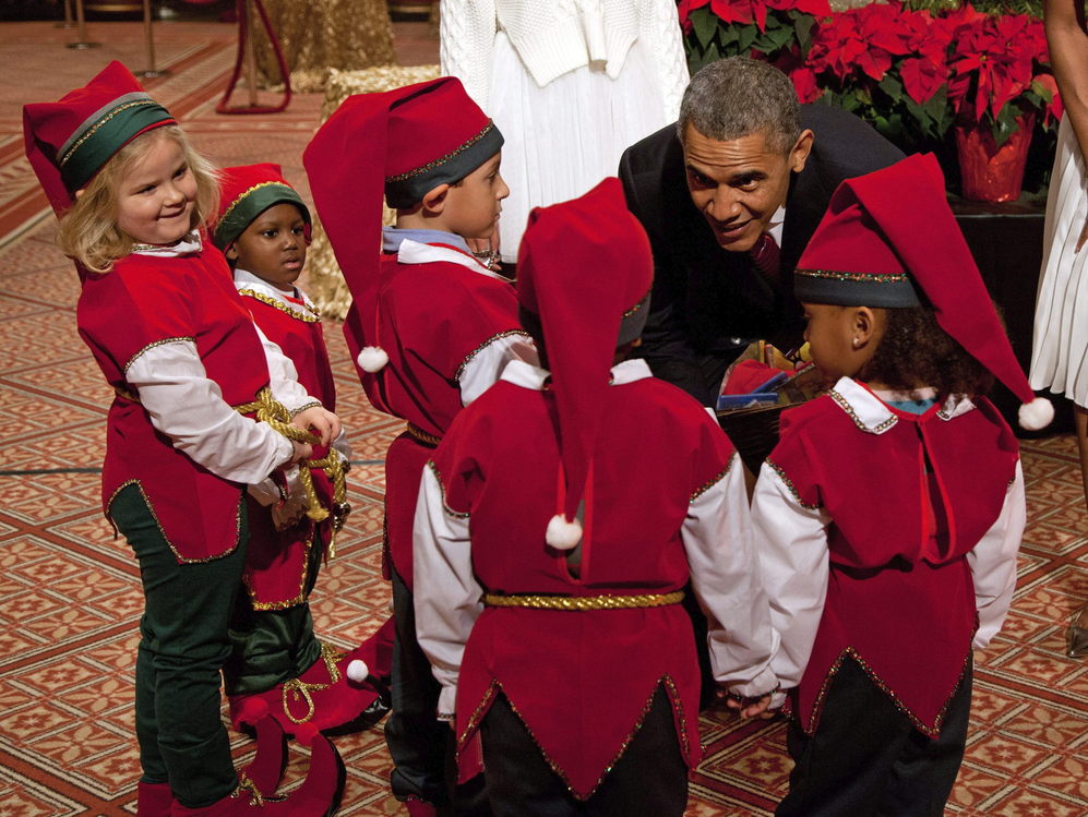 El Presidente de EEUU, Barack Obama, conversa con un grupo de elfos...