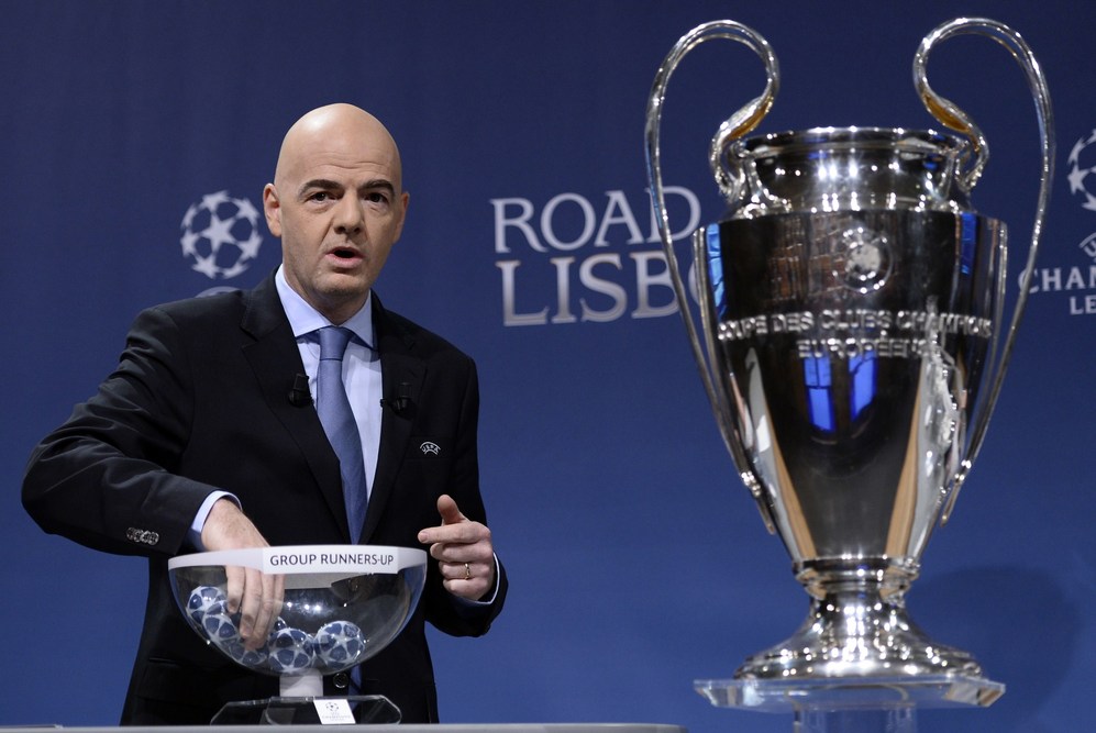 El secretario general de la UEFA coge un baln durante el sorteo de...