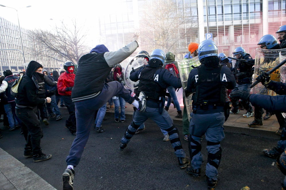 Manifestantes y policas se enfrentan durante una protesta en contra...