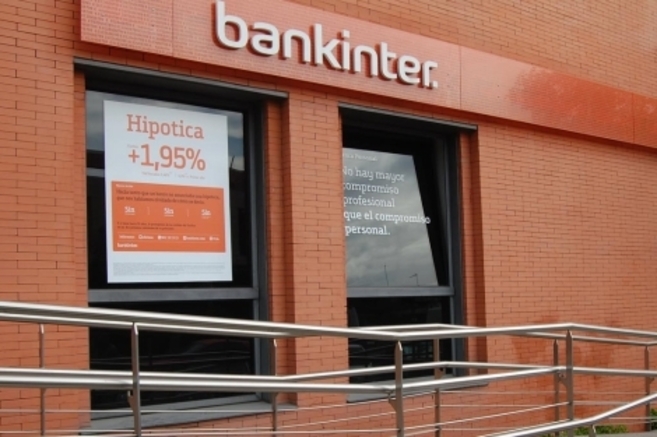 Sucursal de Bankinter un anuncio hipotecario.