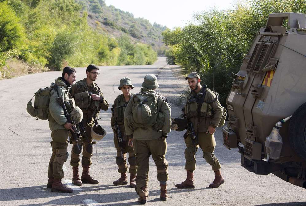 Soldados israeles controlan el acceso de una de las carreteras...