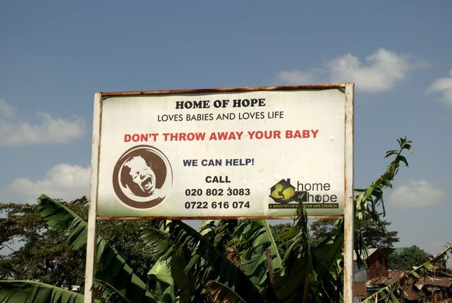 Un cartel anuncia: 'No abandones a tu beb. El Hogar de la...