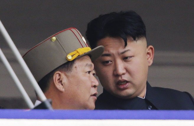 Kim Jong-un, junto a Choe Ryong-hae, en una parada militar en...