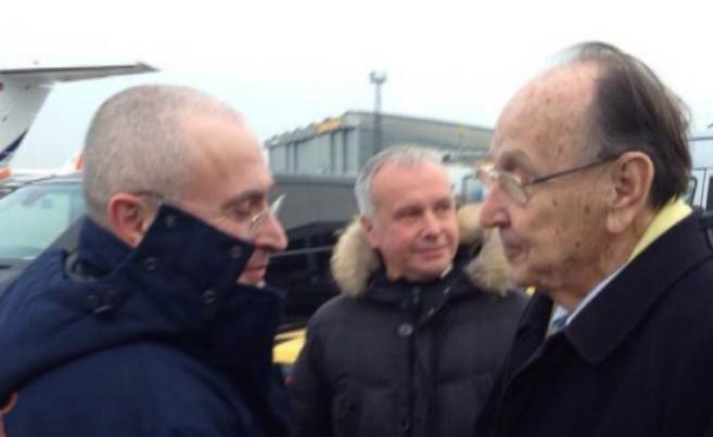 MIjail Jodorkovski, ya en libertad, saluda al ex ministro Genscher a...