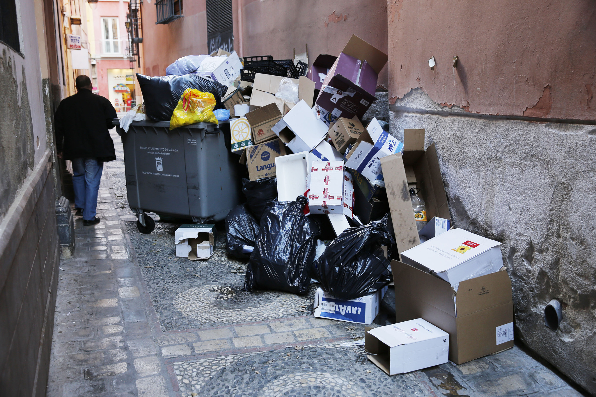 Las primeras horas de huelga llenan las calles de Málaga de ...