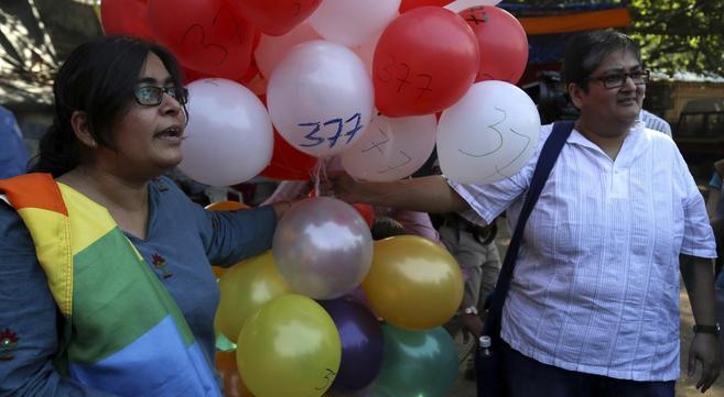 Dos activistas durante una manifestacin en Bombay en contra del...