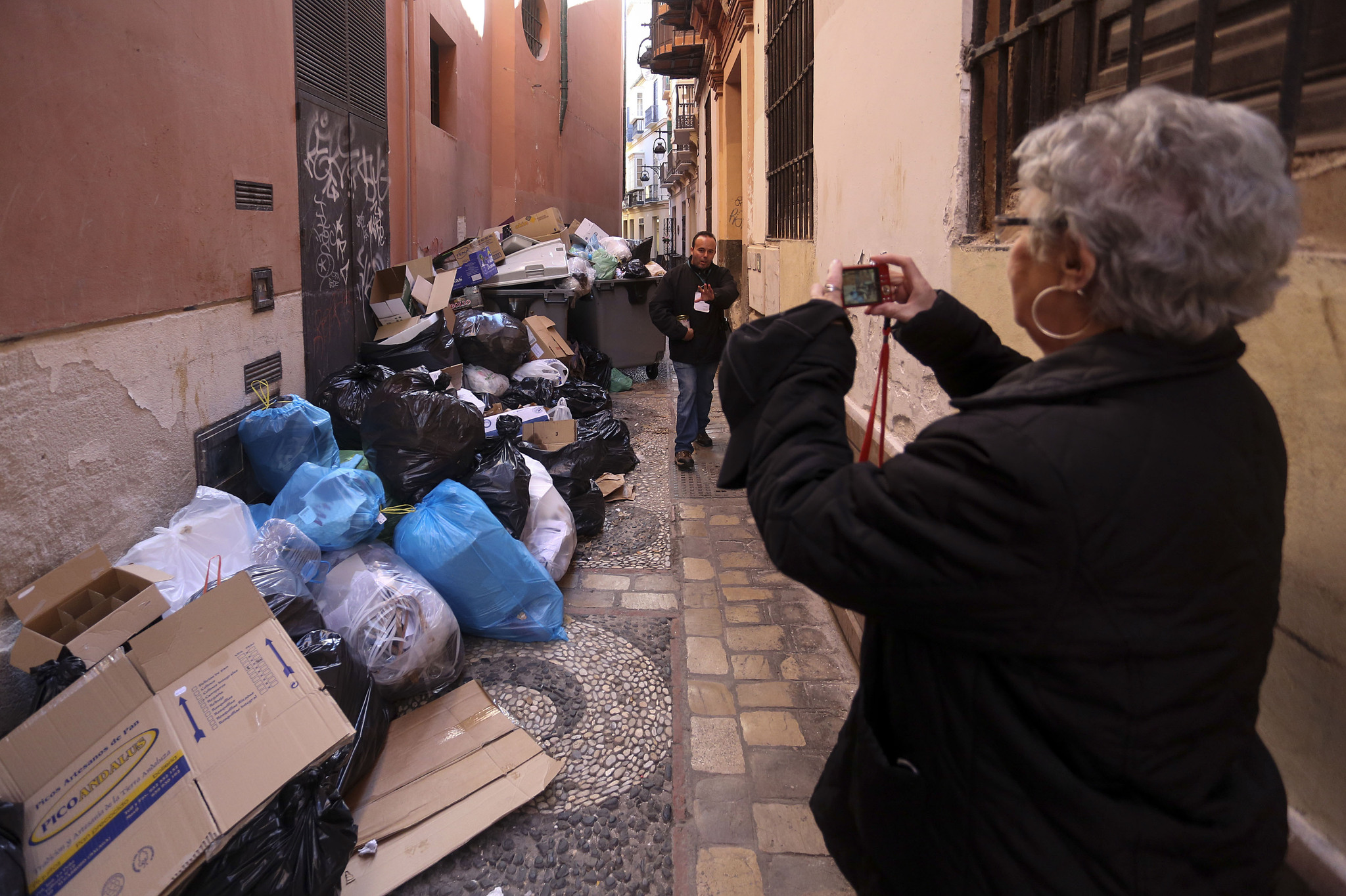 Las primeras horas de huelga llenan las calles de Málaga de ...