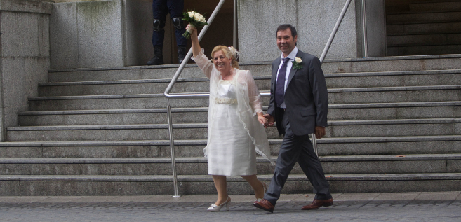 Una pareja de recin casado sale del juzgado de Bilbao.