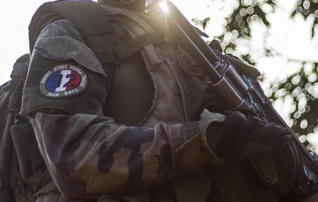 Imagen del uniforme del soldado francs con la consigna.