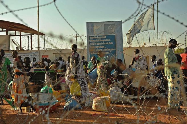 Un grupo de sudaneses en un campo de refugiados de la ONU