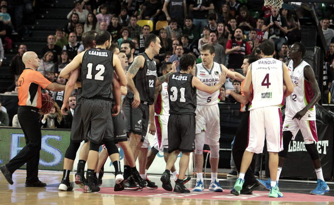 Los jugadores del Bilbao Basket y del Baskonia en el partido.