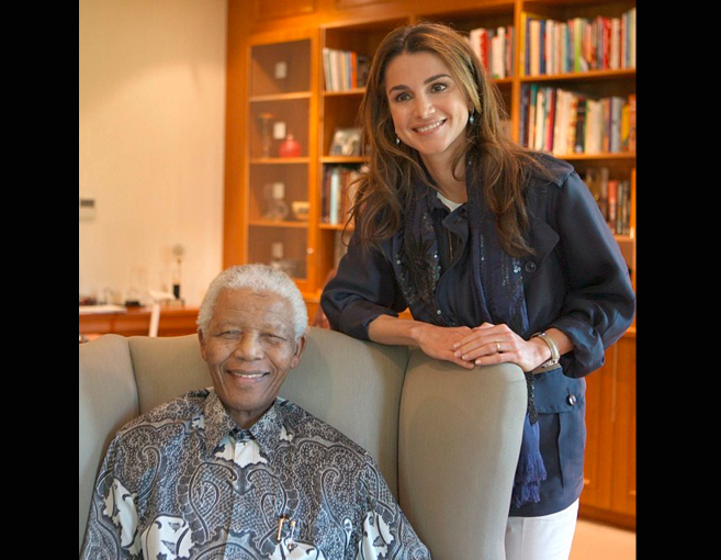 Rania de Jordania junto a Nelson Mandela (Foto: Instagram Rania de...