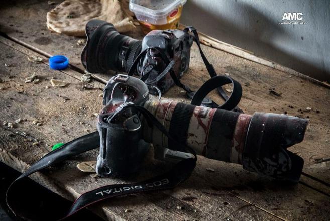 La cámara del fotógrafo sirio Molhem Barakat, de 17 años, abatido...