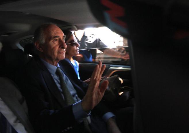 El ex presidente argentino, Fernando de la Ra, al salir de los...