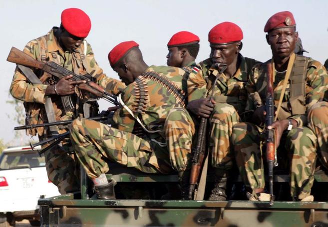 Numerosos soldados sursudaneses patrullan una calle en Juba, capital...