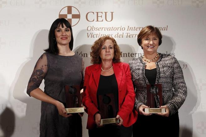 ngeles Domnguez (en el centro) durante la entrega de los premios...